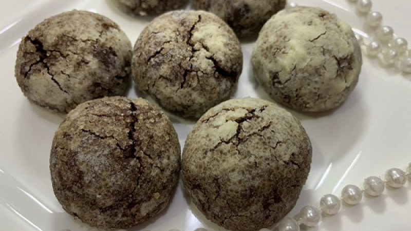 Tip Dobrej kuchyne: Popraskané čokoládové crinkles s vôňou Vianoc? Pridajte do cesta škoricu alebo perníkové korenie a nastrúhanú pomarančovú kôru. Cítite tú omamnú vôňu? 
Voňavé maškrtenie želáme.