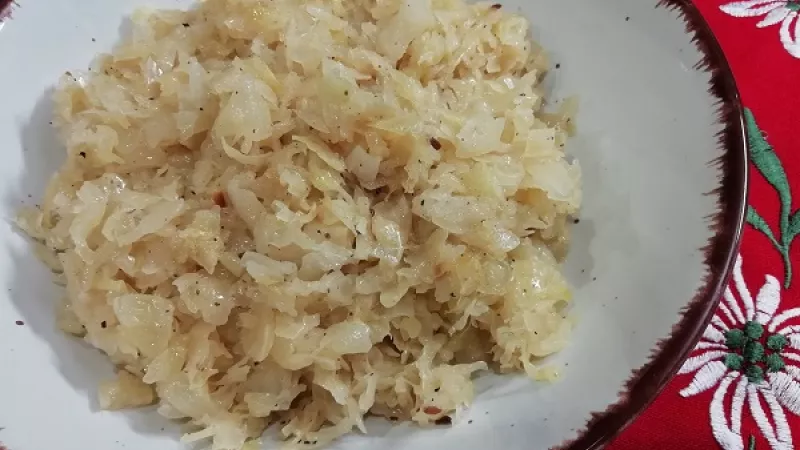5. Kyslú kapustu pražíme podľa potreby, aby bola chrumkavejšia alebo mäkšia.