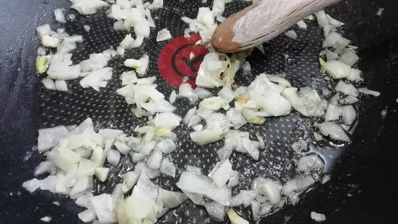 3. Cibuľu si očistíme a nakrájame nadrobno. Na masle ju orestujeme.