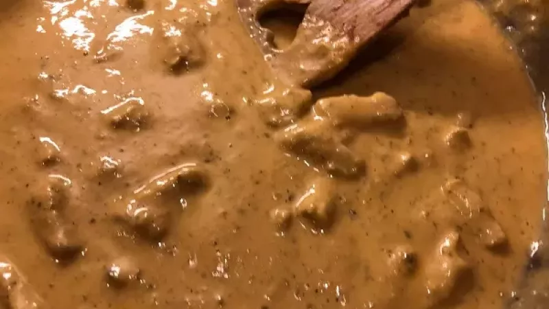 5. Potom pridáme nadrobno nakrájané alebo nastrúhané uhorky, horčicu, paradajkový pretlak, trošku cukru, šľahačkovú smotanu. Podusíme 10 minút.