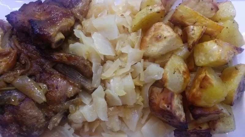 4. Keď chceme rebierka chrumkavejšie, 15 minút pred koncom pečenia ich môžeme odkryť a na funkcii gril dopiecť. Hotové pečené rebierka na pive podávame s kapustou hlávkovou či kyslou, knedľou, opekanými zemiakmi, alebo aj s chlebom, kyslou uhorkou.