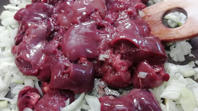 1. Kuraciu pečeň umyjeme, osušíme, odblaníme. Pečeň nakrájame na menšie kúsky. Dusiť môžeme aj celé kusy. Na oleji orestujeme nadrobno nakrájanú cibuľu do sklovita, pridáme kuracie pečienky.