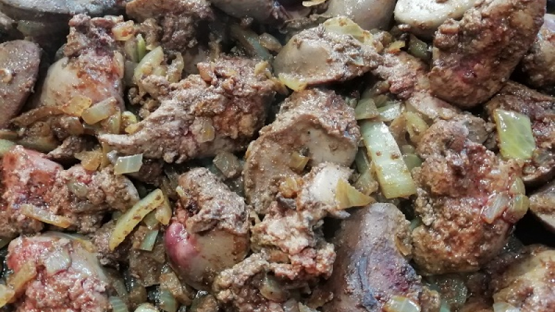 3. Okorenenú kuraciu pečeň prikryjeme pokrievkou a dusíme cca 5 minút, aby pustila vlastnú šťavu. Ak milujeme pálivé, môžeme pridať aj chilli korenie podľa chuti, samozrejme, pridáme opatrne. 