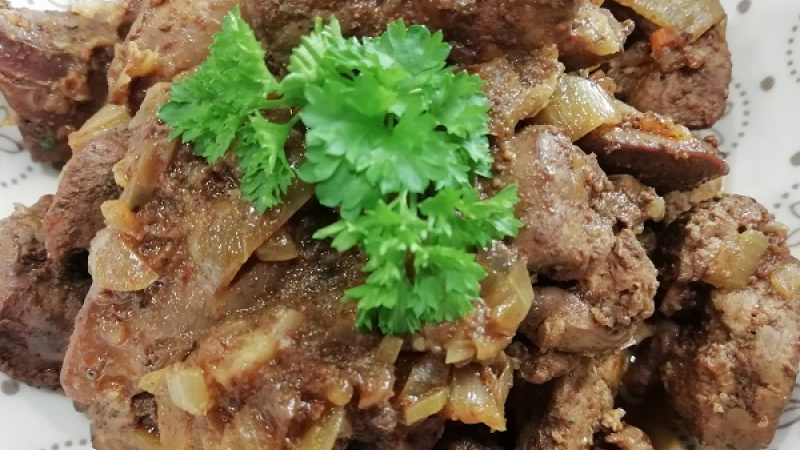 Kuraciu pečeň podlejeme horúcou vody podľa potreby, restujeme pokiaľ nezmäkne. Nakoniec kuracie pečienky osolíme podľa chuti. Šťavu môžeme zahustiť Solamylom rozmiešaným vo vode.