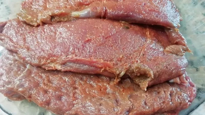 1. Hovädzie mäso umyjeme, osušíme, odblaníme a nakrájame na plátky hrubé cca 1,5 cm. Plátky mäsa môžeme jemne naklepať.