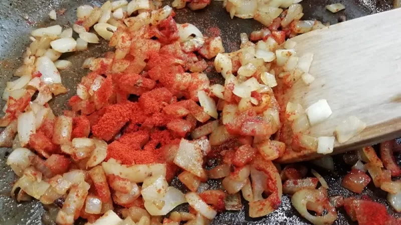5. Ku výpeku z mäsa pridáme olej (2 polievkové lyžice), na ktorom orestujeme nadrobno nakrájanú cibuľu. Cibuľa dodá na chuti.