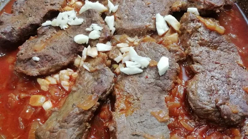 8. Keď sú roštenky polomäkké, pridáme roztlačený cesnak. Dusíme do mäkka. Tak roštenky osolíme, omáčku zjemníme maslom.