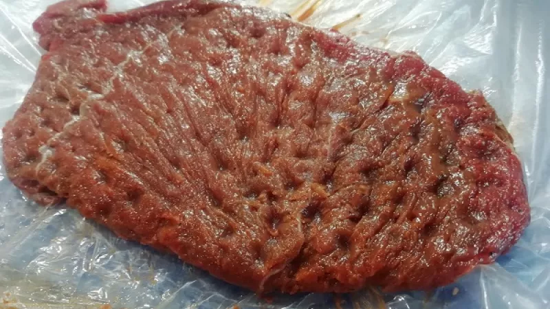 1. Mäso umyjeme, osušíme, odblaníme a nakrájame na plátky hrubé cca 1,5 cm. Plátky mäsa môžeme jemne naklepať. Okoreníme (mletým čiernym korením, drvenou rascou). Roštenky solíme až úplne nakoniec.