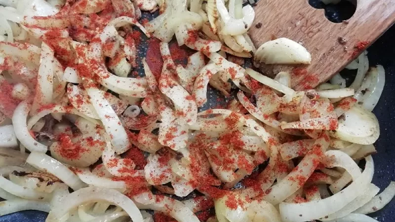 4. Ak zvolíme tenké plátky cibule, cibuľu restujeme do sklovita trošku dlhšie, pekne zavonia. Cibuľa je veľmi dôležitá, pretože dodá mäsku na výbornej chuti. Zahustí aj našu prírodnú omáčku. Bude úplne mäkučká.