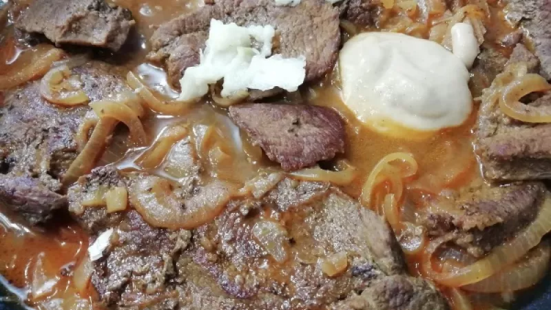 6. Prikryté roštenky dusíme do polomäkka, za stáleho podlievania horúcou vodou alebo vývarom podľa potreby. Keď sú roštenky polomäkké, pridáme horčicu a roztlačený cesnak. Dusíme do mäkka podľa potreby.