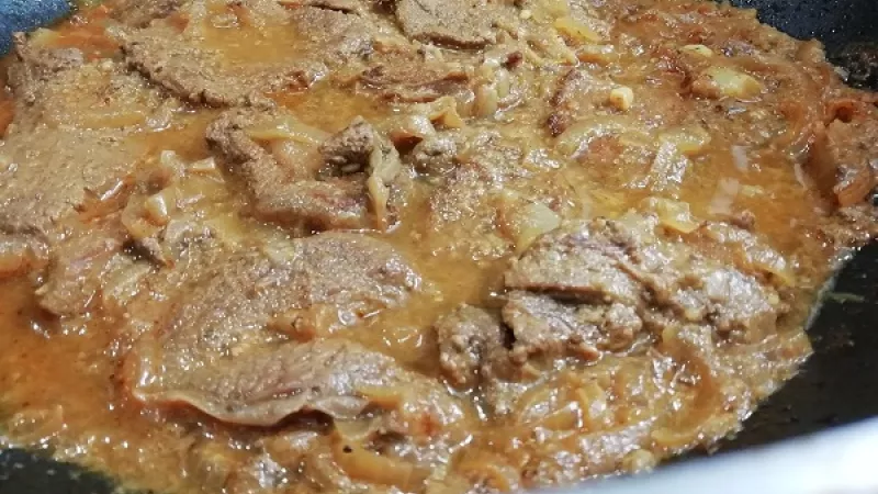 7. Roštenky, omáčku dochutíme podľa potreby soľou. Keď sú roštenky mäkučké a chutné, tak ich odstavíme. Pridáme lyžičku masla, prírodnú omáčku nádherne zjemní a prevonia. A môžeme podávať. Dobrú chuť.