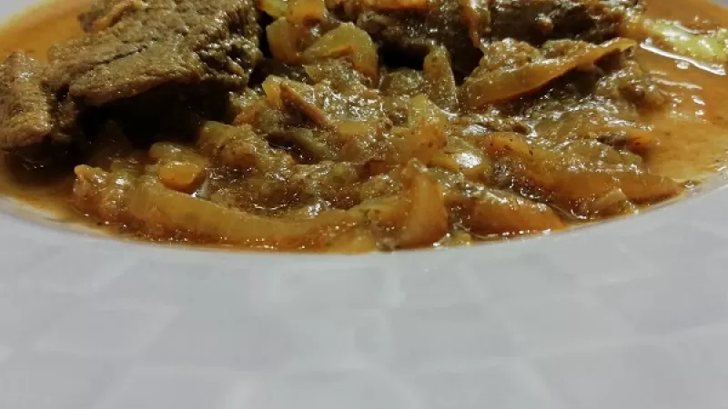8. Hovädzie roštenky na horčici a cesnaku výborne ladia s dusenou ryžou, šťuchanými zemiakmi alebo zemiakovou kašou, ale aj zemiakovými hranolkami. Fantasticky chutia s čerstvým chlebom a kyslou uhorkou.