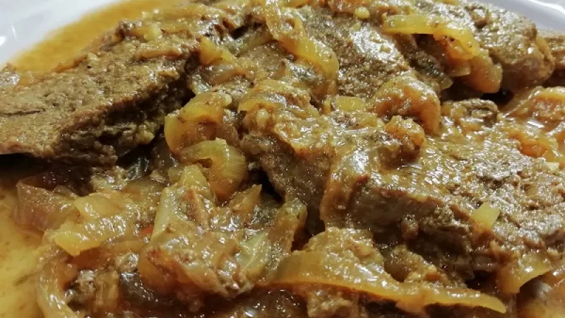 Tip Dobrej kuchyne: Ak si mäso necháme v olejovej marináde (2 polievkové lyžice oleja, obľúbené korenie) uložené v chladne do druhého dňa, roštenky budú omnoho jemnejšie a chutnejšie.
Dobrú chuť.