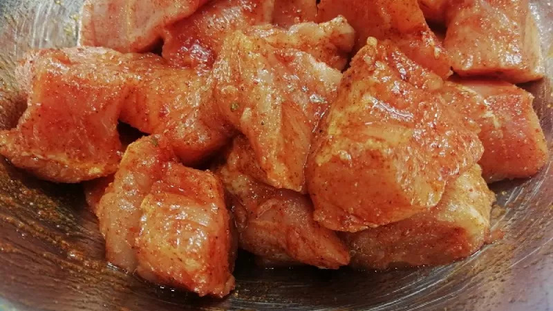 1. Bravčové mäso umyjeme, osušíme, odblaníme a nakrájame na menšie kocky. Na prípravu môžeme zvoliť bravčové pliecko, krkovičku alebo bravčové stehno, bude však suchšie. 