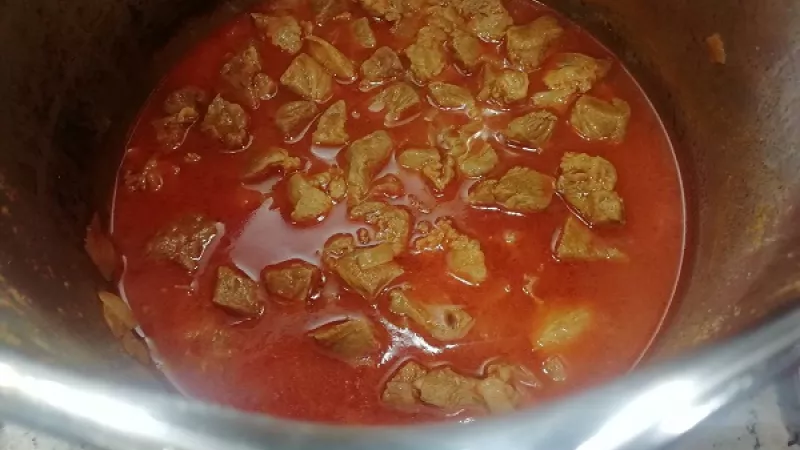 3. Bravčové mäso orestujeme, aby sa zatiahlo (zbledne), pridáme aj korenie podľa chuti. Hrniec prikryjeme a mäso ďalej dusíme, aby pustilo vlastnú šťavu. Takto získa na skvelej chuti.