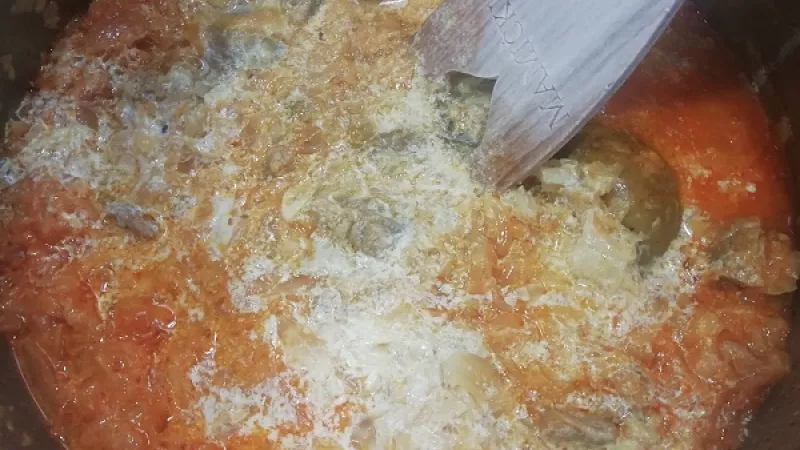 6. Nakoniec segedínsky guláš zjemníme šľahačkovou smotanou. Množstvo záleží od našej chuti, prípadne od balenia. Segedínsky guláš  varíme ešte cca 10 minút, dochutíme, ak treba.