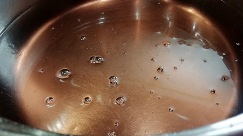 5. Takto získa fialkový sirup na farbe. Výluh s cukrom varíme na jemnom stupni približne 30 minút. Nakoniec pridáme lyžičku kyseliny citrónovej.