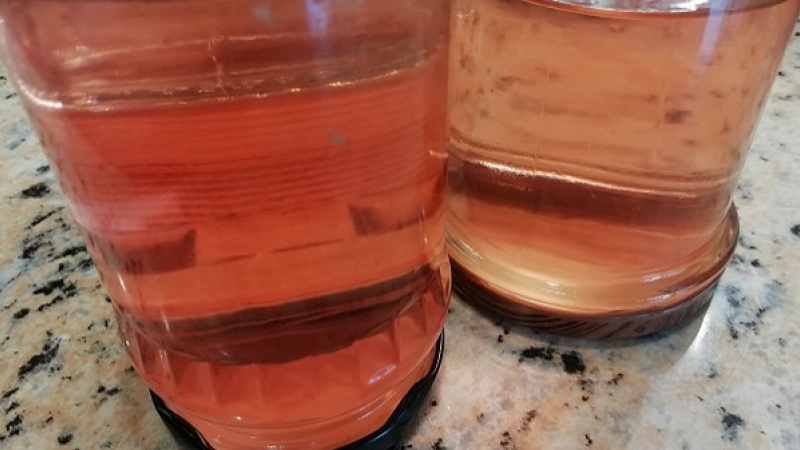 6. Sirup nalievame do čistých sterilizovaných pohárov, 0,5 cm pod ich povrch. Hrdlo očistíme, uzavrieme viečkom. Otočíme, necháme vychladnúť.