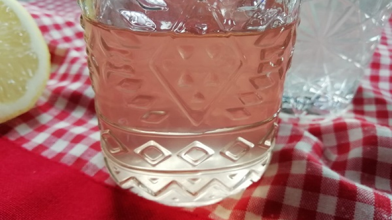 Tip Dobrej kuchyne: Aj v obyčajnej limonáde majú účinky fialiek priam zázračnú moc. Pri ochoreniach dýchacích ciest užívame jednu polievkovú lyžicu niekoľkokrát denne. 
Na zdravie.