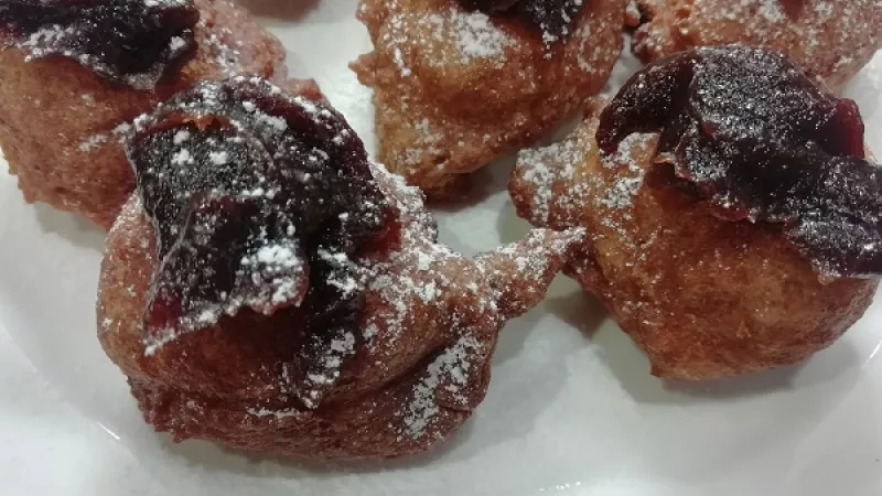 Domáce šišky bez kysnutia s jogurtom a slivkovým lekvárom.