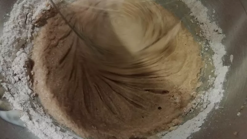 2. Ďalej zašľaháme štipku soli, biely jogurt (kyslú smotanu), rum (iný alkohol). Nakoniec pridáme múku (môžeme zvoliť zdravšiu špaldovú hladkú múku), sódu bikarbónu. Prešľaháme.