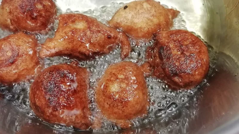 3. Cesto necháme 10 minút odpočinúť. Šišky vyprážame tak, že malou lyžičkou odoberáme cesto, ktoré vkladáme do rozpáleného oleja. Šišky musia v oleji plávať. Vyprážame dozlatista.
