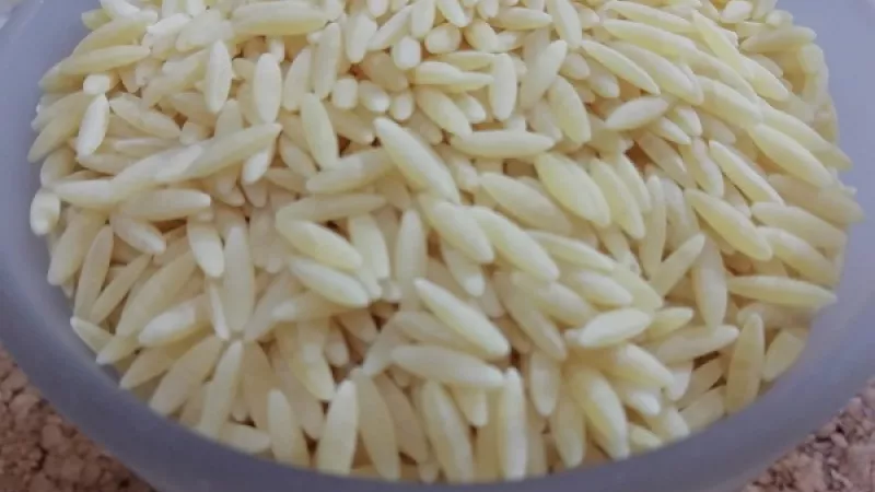 1. Slovenskú ryžu si odmeriame hrnčekom, aby sme vedeli neskôr pridať potrebné množstvo vody.