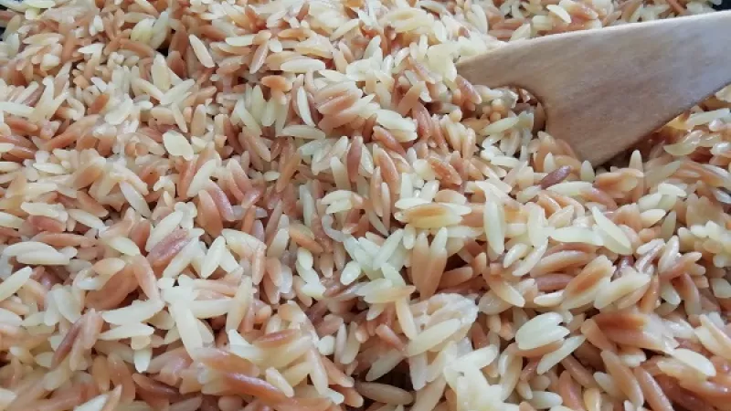 4. Necháme zovrieť, stupeň znížime na minimum. Dusíme 15 minút. Môžeme pridať pierka cibule.