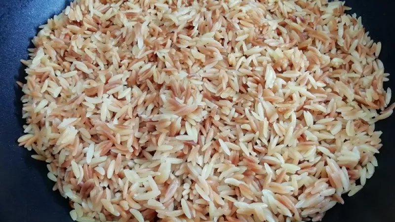 5. Slovenská ryža nesmie vrieť, lebo by sa voda rýchlo odparila. Potom ju vypneme, premiešame.