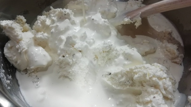 1. Smotanovú nátierku dáme do menšieho hrnca, prilejeme 2 dl mlieka a na miernom stupni necháme spojiť. Potom postupne pridáme ďalšie mlieko podľa potreby, hustoty.