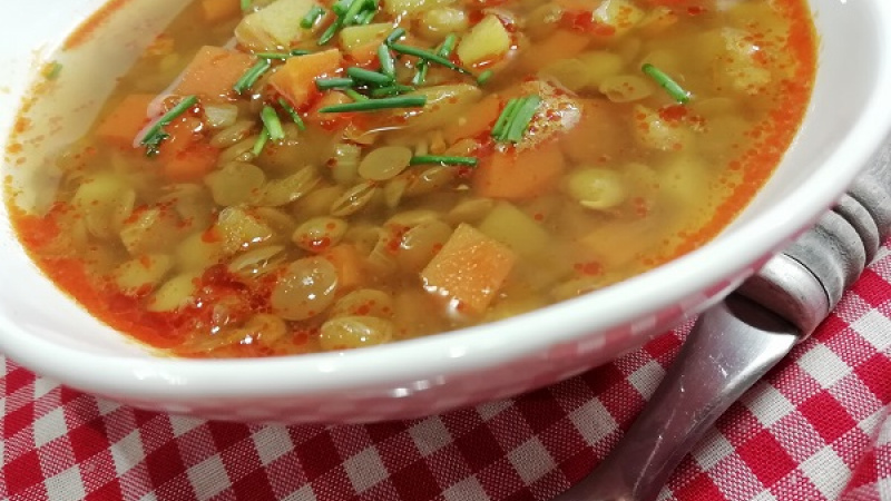 Najlepšia šošovicová polievka od babičky so zeleninou, tradičný recept.