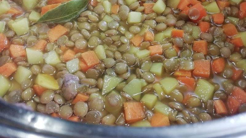 3. Šošovicovú polievku so zeleninou varíme ešte ďalších 15-20 minút, pokiaľ zelenina nezmäkne. Polievku solíme až nakoniec. Ak používame vegetu, môžeme ju pridať. Naša šošovicová polievka je bez lepku, všímame si jej zloženie.