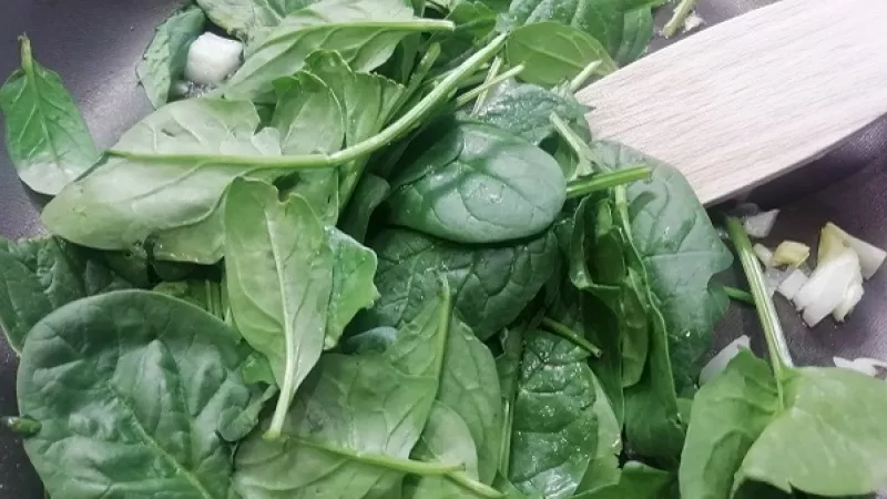 1. Čerstvý špenát umyjeme, cibuľu a cesnak ošúpeme. Cibuľu nakrájame nadrobno, na masle ju orestujeme do sklovita, pridáme roztlačený cesnak. Premiešame. Keď zavonia, vložíme špenát.