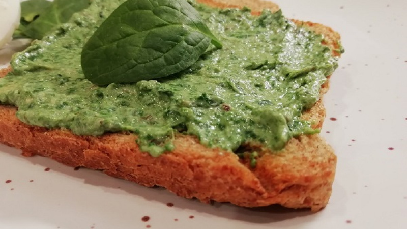 Tip Dobrej kuchyne: Ak máte domáce pesto z medvedieho cesnaku, klasický cesnak k restovaniu cibule vynechajte, pridajte lyžičku výživného pesta.
Dobrú nátierkovú chuť.
