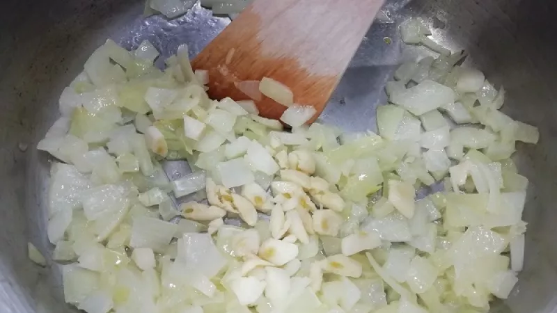 1. Na oleji alebo masle si orestujeme nadrobno nakrájanú cibuľu do sklovita, pridáme roztlačený alebo nakrájaný cesnak.