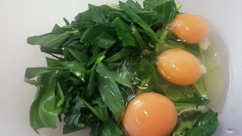 1. Do väčšieho hrnca dáme variť vodu. Špenát dôkladne umyjeme, osušíme, nakrájame na kúsky, špenát sa lepšie rozmixuje. Do misy rozklepneme vajcia, pridáme špenát.