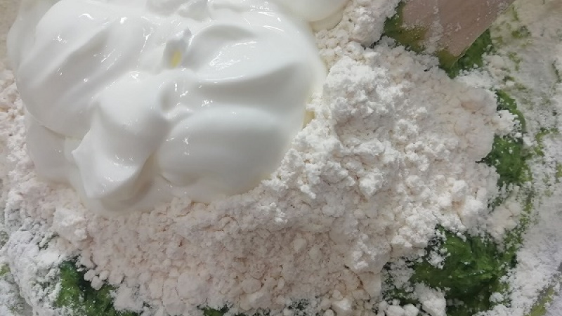 4. Nakoniec pridáme aj acidko (kyslé mlieko), môžeme zvoliť aj kyslú smotanu či biely jogurt. Pridaním kyslého mlieka získajú špenátové halušky výbornú chuť, šťavnatosť.