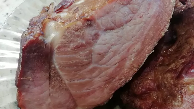 3. Údenú šunku varíme podľa váhy, 1 kg potrebuje 1 hodinu, čiže, ak máme šunku o váhe 2,5 kg, domácu šunku varíme 2,5 hodiny. Uvarené údené mäso necháme vychladiť priamo vo vode, v ktorej sa varilo. Mäso bude mať peknú farbu a ostane šťavnaté.
