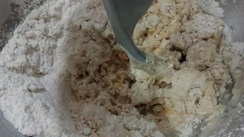 3. Do väčšej misky pridáme ostatné suroviny - múku, zvyšný cukor, mlieko, ešte aj prášok do pečiva, med, olej, soľ. Spojíme varechou. Potom miesime metličkami alebo ručne 20 minút. 