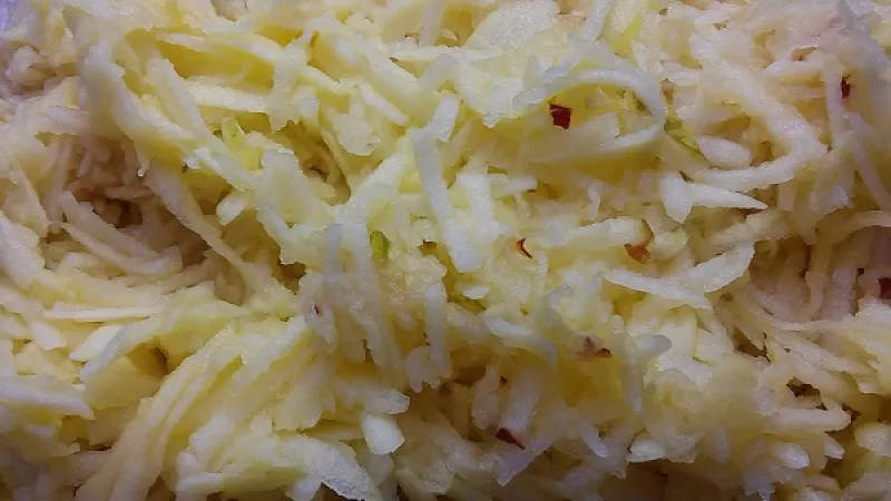 5. Cestá necháme podkysnúť. Pripravíme si náplň. Do tvarohu primiešame Zlatý klas a cukor podľa chuti. Jablká ošúpeme, zbavíme jadierok, nastrúhame na rezančeky, pridáme cukor, škoricu.