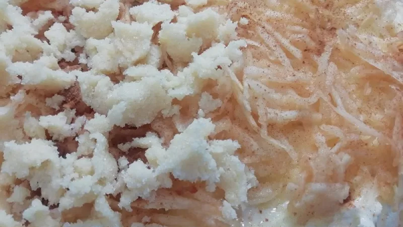 6. Na prvý plech s cestom rozvrstvíme polovicu ochuteného tvarohu. Potom nasledujú aj jablká, prvá polovica. Ak by boli príliš šťavnaté, vytlačíme ich od tekutiny. Rozmrvíme aj posýpku.