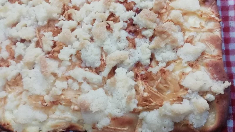 8. Takto pripravené kysnuté koláče s tvarohom a jablkami pečieme pri teplote 170 oC cca 20 minút, podľa potreby. Ak chceme posýpku chrumkavejšiu, na chvíľu nastavíme funkciu gril. 