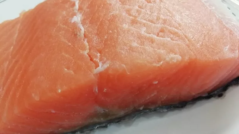 1. Lososa dobre umyjeme, osušíme, nakrájame na porcie. Potrieme korením, sušenými bylinkami. Lososa nesolíme, robíme to až nakoniec. Tak si necháme lososa ešte postáť, aby mal izbovú teplotu.