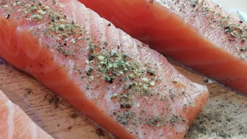 2. Panvicu rozohrejeme, pridáme maslo a olivový olej, rozpolený očistený cesnak (dodá vynikajúcu chuť), môžeme aj čerstvé bylinky. Na začiatku ho opekáme kožou dole 4 minúty dochrumkava, otočíme.
