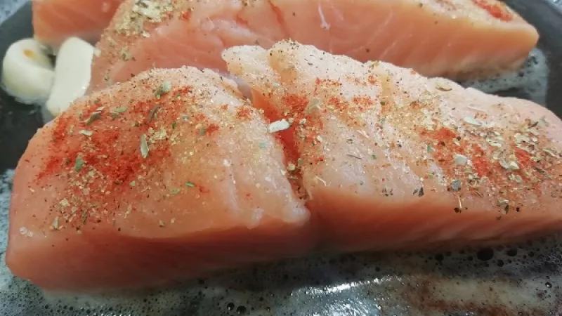 3. Aj z druhej strany pečieme lososa cca 4 minúty, záleží to od veľkosti porcií. Po upečení necháme lososa ešte zopár minút odpočívať. Nakoniec ho aj osolíme, pokvapkáme citrónovou šťavou, podávame.