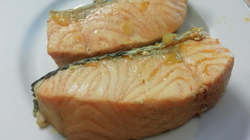  Tip Dobrej kuchyne: Ak chceme lososa šťavnatého, napríklad na prípravu pomazánky či do zeleninového šalátu, je vhodnejšie ak ho opečieme kratšie, aby nemal chrumkavú kôrku, bude ešte šťavnatejší.
Dobrú lososovú chuť.