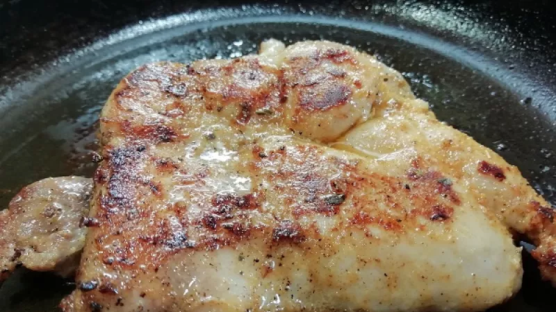 3. Steak z vykostených kuracích stehien potom otočíme a postup opakujeme aj z druhej strany. Po upečení ho vyberieme a necháme odležať cca 3 minúty. Je to dôležité, pretože keď sa mäso odleží, steak bude oveľa jemnejší.
