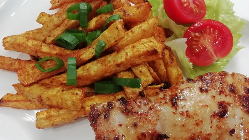4. Kurací steak výborne ladí so zelerovými hranolkami, ktoré sú veľmi chutné a zdravé. Aj tento recept nájdete na webe Dobrá kuchyňa v najbližšej dobe. Šťavnatý kurací steak chutí fantasticky aj s čerstvou či dusenou zeleninou.