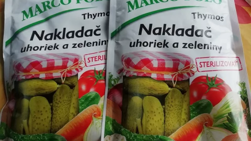 2. Najprv si pripravíme nálev, aby vychladol. Do vody pridáme nakladač, ocot, cukor. Všetko spolu povaríme 5 minút. Nálev musí byť dobre vychladený, aby uhorky nezmäkli, ostali chrumkavé.