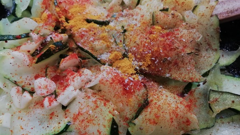 4. Pripravenú cuketu dochutíme soľou, mletým čiernym korením, mletou červenou paprikou, drvenou rascou, kurkumou, môžeme aj  chilli korením.
